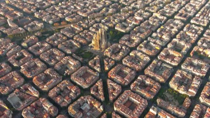 日出时，巴塞罗那城市天际线与圣家堂的鸟瞰图。西班牙加泰罗尼亚