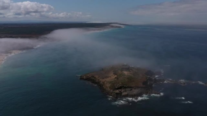 Pessegueiro岛(葡萄牙语:Ilha do Pessegueiro)的航拍照片，字面意思是桃