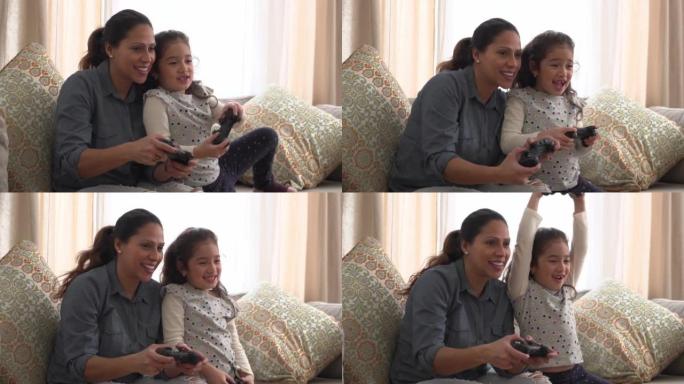 无牙小女孩和奶奶玩电子游戏