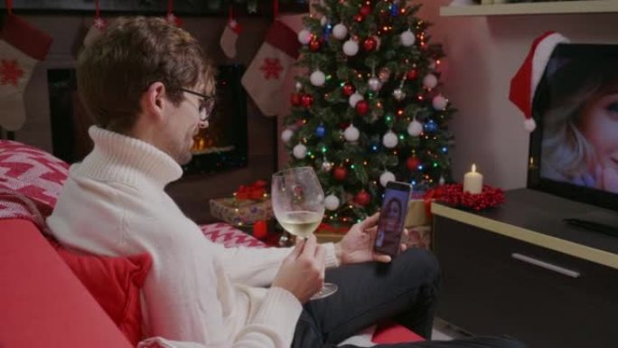大流行期间的圣诞节自拍视频通话。
