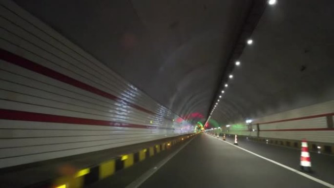 在高速公路上通过隧道行驶