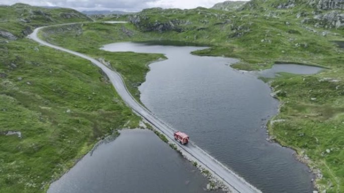 穿越挪威高地的公路风景鸟瞰图