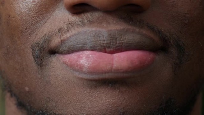 非裔美国人移动嘴唇的宏观镜头