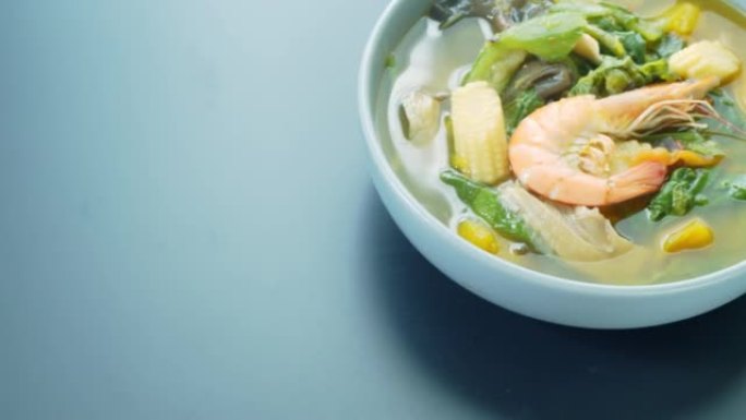 虾和蔬菜酸汤