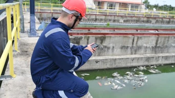 水厂维修技术人员，机械工程师检查水处理厂的控制系统。