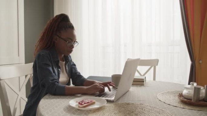 非裔美国学生在笔记本电脑上写文章