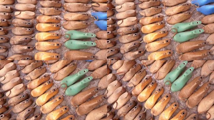 老式木鞋在摩洛哥的市场上可以出售。