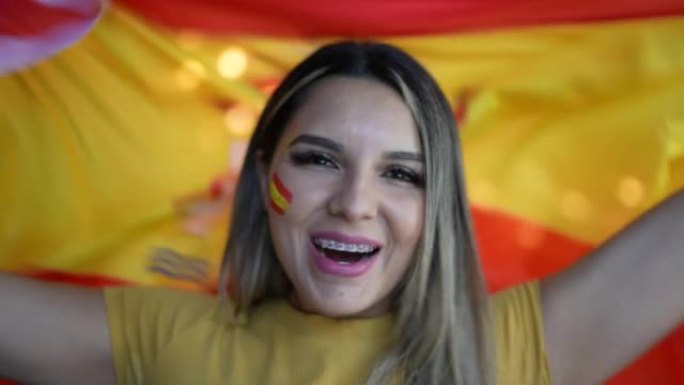 中年妇女用西班牙国旗庆祝
