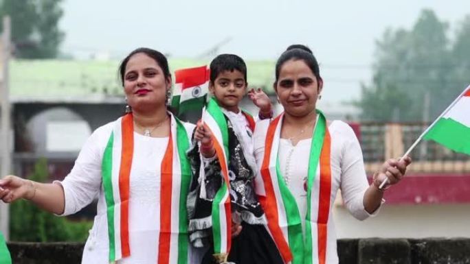印度家庭在家里一起挥舞印度国旗