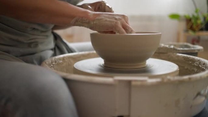女陶工，在陶器作坊制作陶器