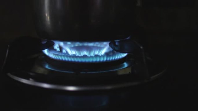 炉子上的蓝色火焰生火做饭煤气灶煮水烧水