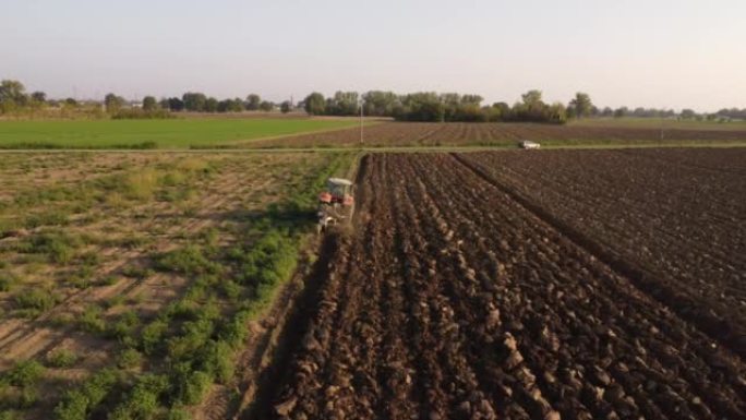 意大利Monitcelli PC-2022年9月农民驾驶拖拉机耕地