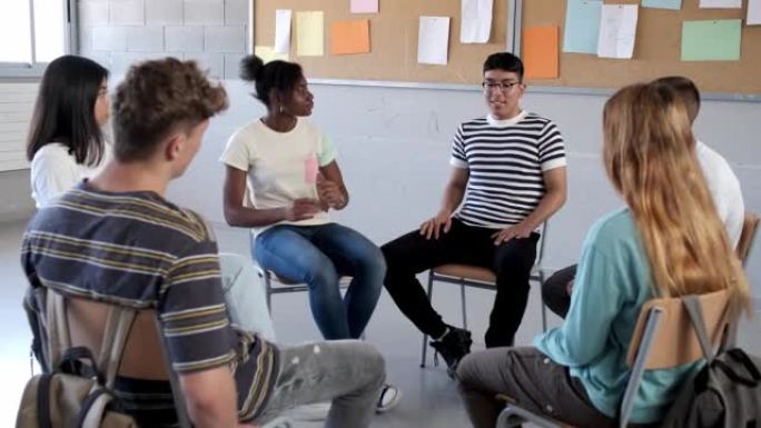 西班牙裔青少年学生与多种族同学分享个人故事。治疗组。精神卫生
