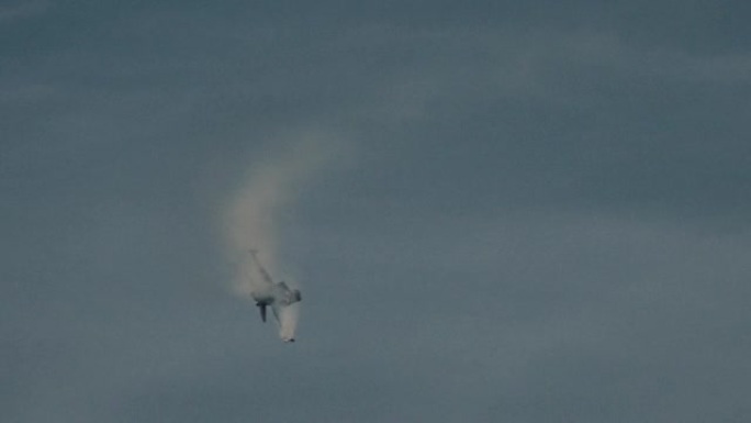 F-16战斗机飞过天空