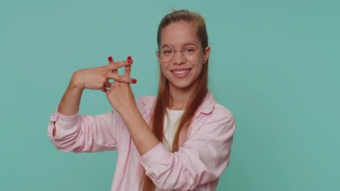 开朗的少女用双手展示标签符号，点赞贴出的信息热门病毒内容