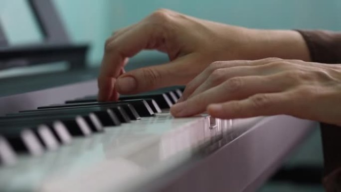 电影色彩，选择性聚焦，女人的手弹钢琴