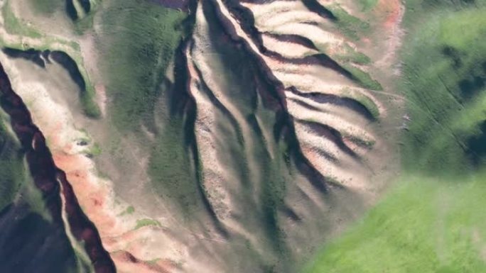 卓尔山丹霞地貌的空中旋转视图