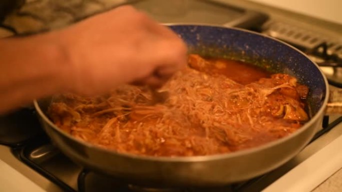 墨西哥食品准备，自制锅中的cochinita pibil制成炸玉米饼