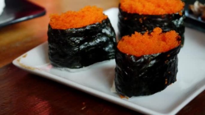 日本餐厅的餐桌上供应寿司和章鱼烧。