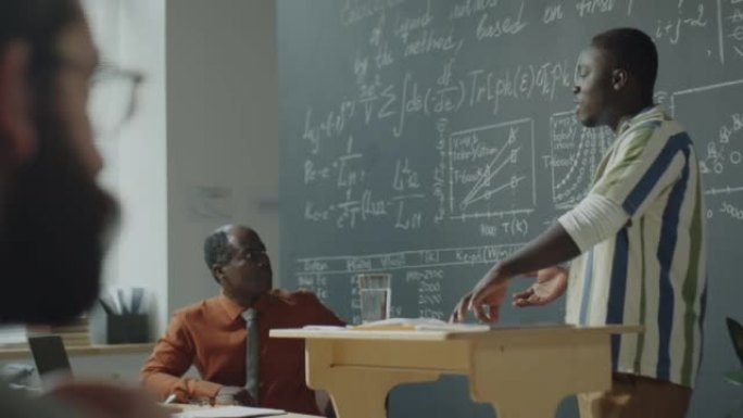 非裔美国学生在黑板上解释公式