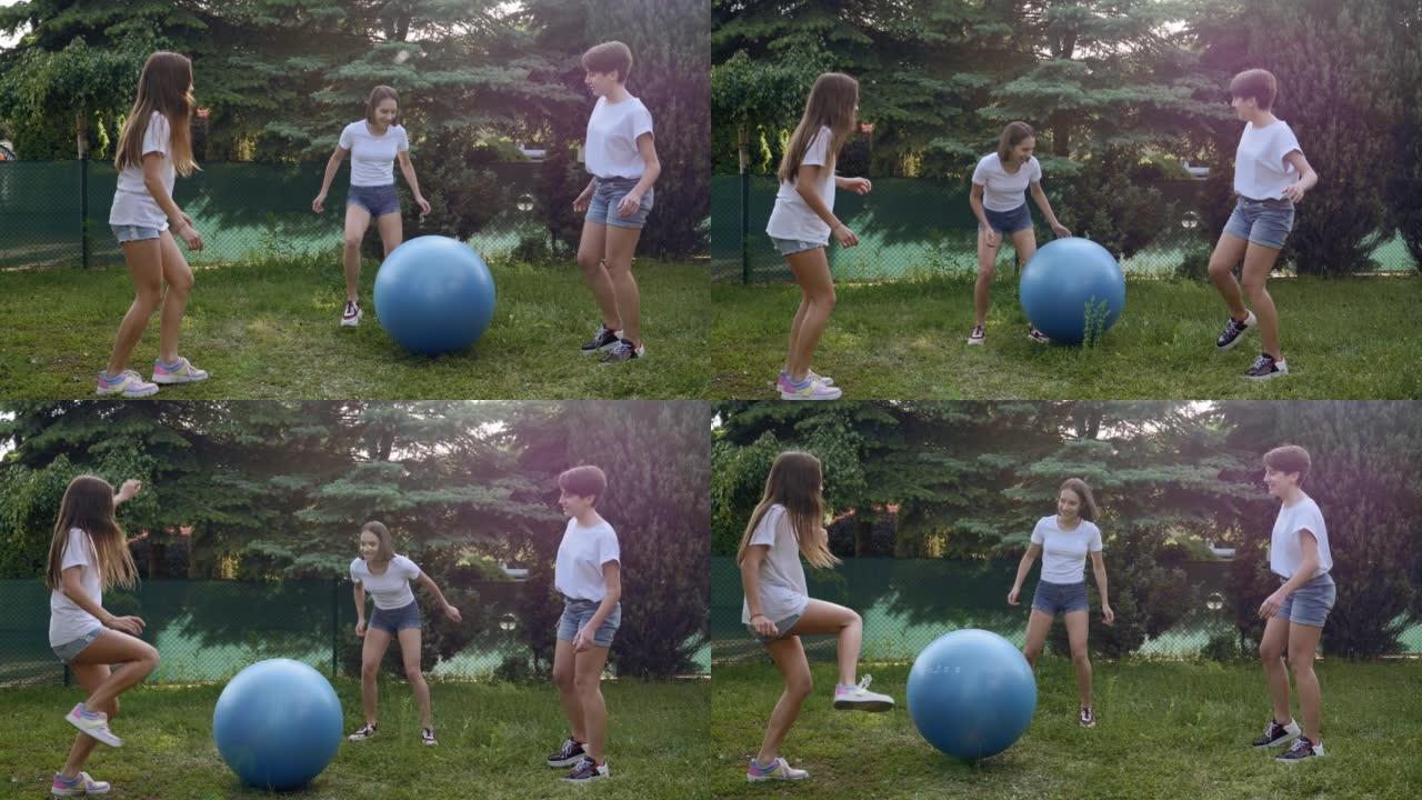 三胞胎姐妹女孩青少年在后院草地上与健身蓝球一起玩耍，踢它，推它，扔它，跳跃和滚动