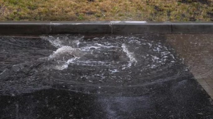 道路上的雨水排水管无法应付雨水的流动。