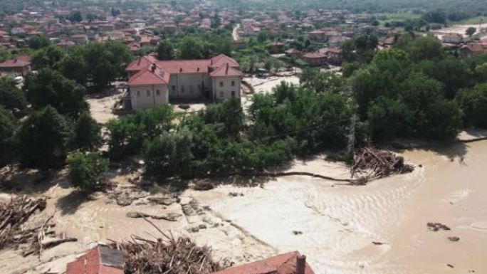 大洪水后村庄的鸟瞰图。环境灾难。