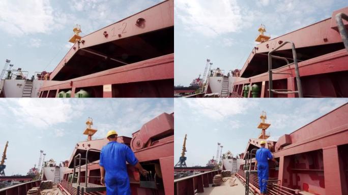海员在海港谷物码头的bulker船上打开货舱，以装载农作物。农产品运输，世界粮食供应。