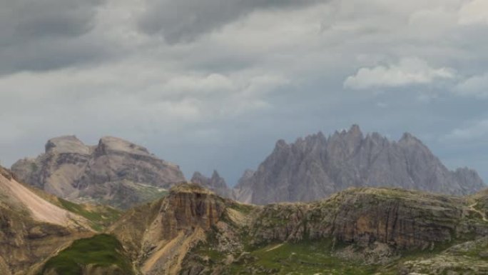 从多比亚科附近的兰德罗山谷 (Valle di Landro) 可以看到，在Tre Cime di 