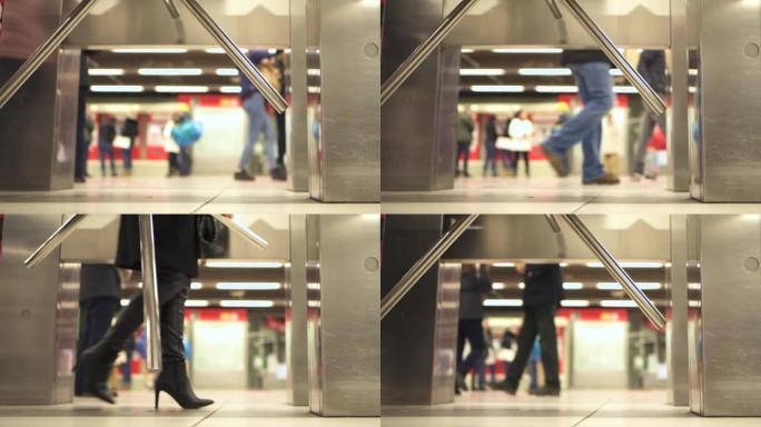 无法识别的人在高峰时段通过地铁的旋转栅门