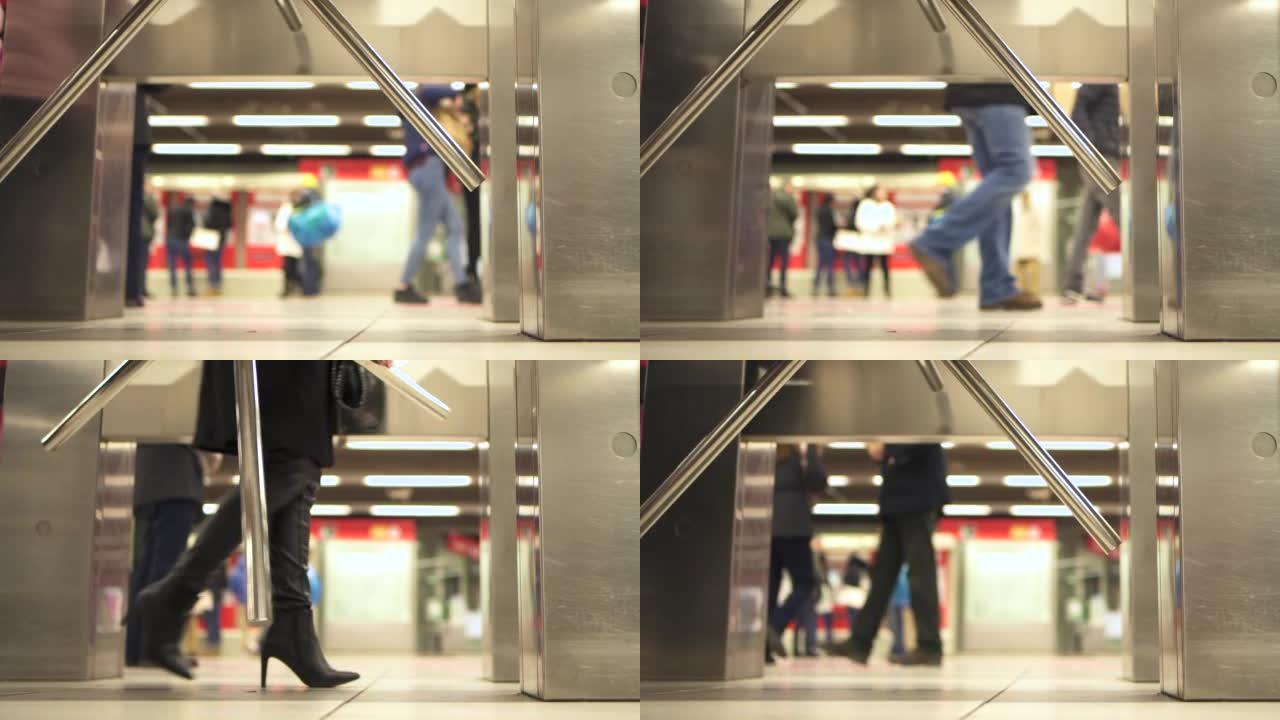 无法识别的人在高峰时段通过地铁的旋转栅门