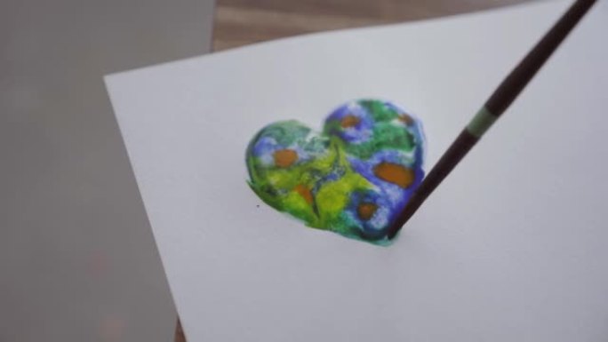 用水彩颜料绘制彩色心形，爱情概念，4K