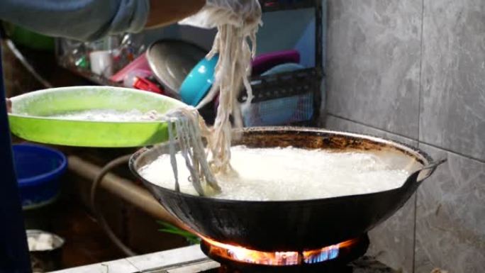 在家制作keripik usus ayam或鸡肠酥脆。