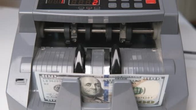 电子点钞机正在计数的是美元纸币。财务和现金概念