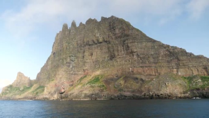 法罗群岛廷霍尔穆尔的船景。岩层Tindholmur的胰岛