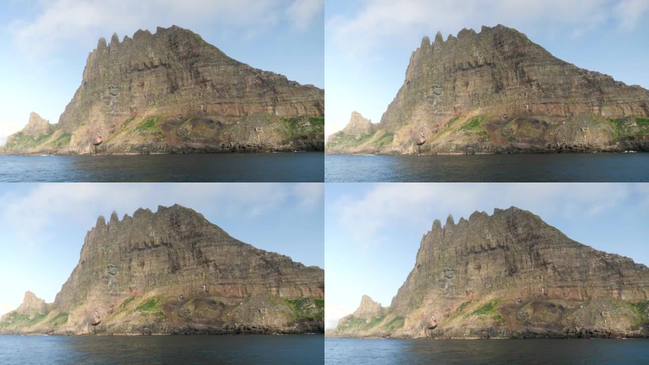 法罗群岛廷霍尔穆尔的船景。岩层Tindholmur的胰岛