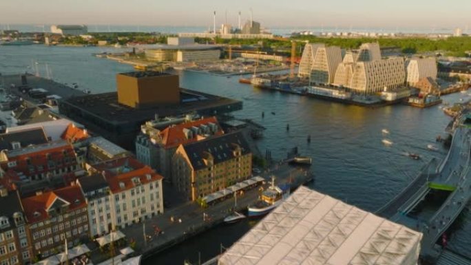 海滨现代建筑的惊人电影景观。在黄金时段为骑自行车的人和行人和剧院建筑设计桥梁Inderhavnsbr