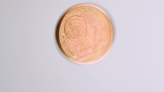 硬币在白色背景上旋转并停止。抽签。