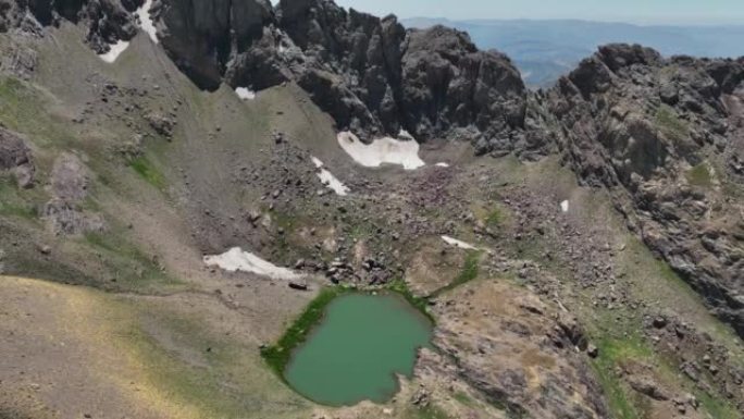 Cilo山脉中的冰川湖无人机视频，土耳其Yuksekova Hakkari