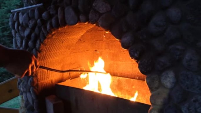壁炉里燃烧着火。原木。舒适温暖的炉边。砖烤箱
