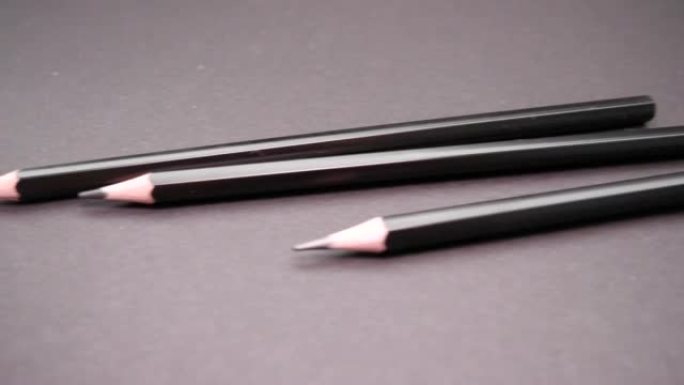 黑色背景上的黑色铅笔