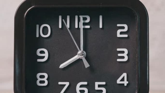 木桌上方形的指针时钟显示时间8小时