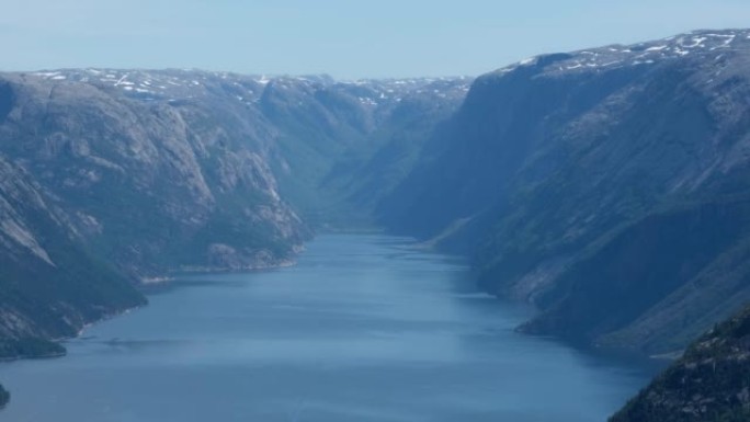 挪威美妙的风景。来自Preikestolen讲坛岩石的Lysefjord峡湾的美丽风景。山顶积雪的山