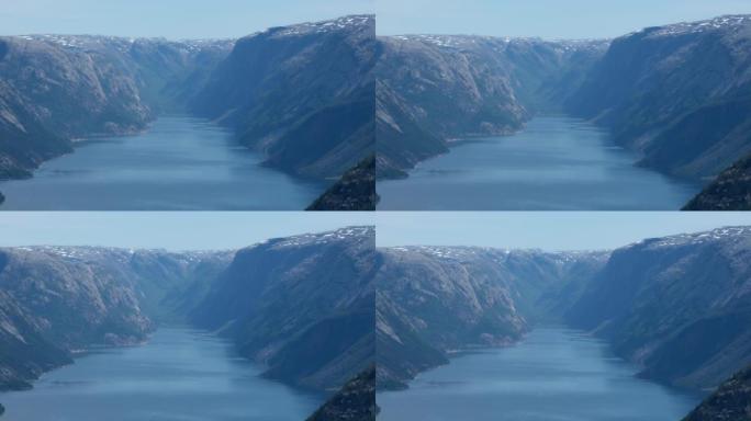挪威美妙的风景。来自Preikestolen讲坛岩石的Lysefjord峡湾的美丽风景。山顶积雪的山