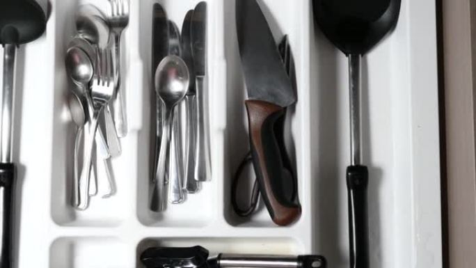 抽屉中的餐具叉和刀子俯视图