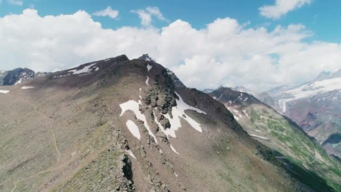 北高加索切get山的天线。埃尔布鲁士山前风景如画的山峰。令人叹为观止的夏季景观