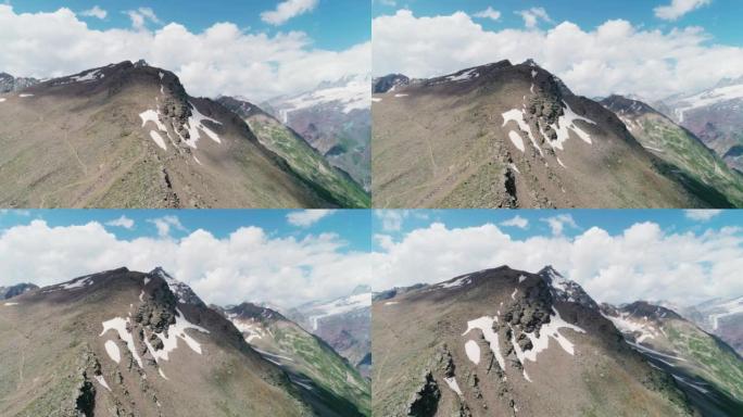 北高加索切get山的天线。埃尔布鲁士山前风景如画的山峰。令人叹为观止的夏季景观