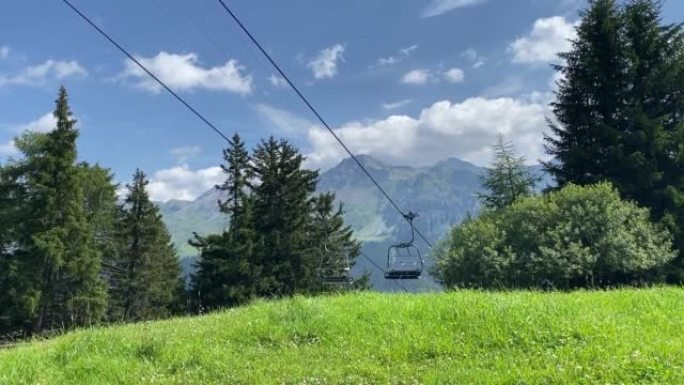 夏季在瑞士格里森斯州的度假地区Lenzerheide-Arosa举行的升降椅。现在是夏天，升降椅适合