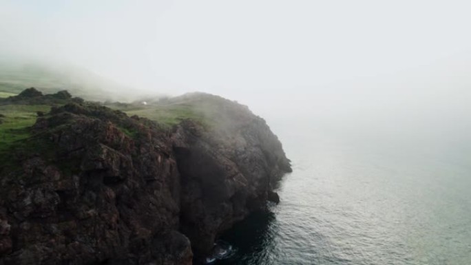 坎塔布里亚，布满薄雾的坎塔布连海鸟瞰图。