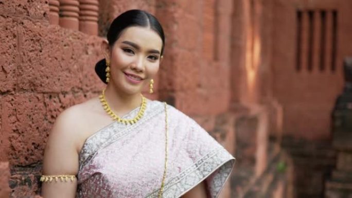 泰国传统服装中的泰国妇女敬礼肖像